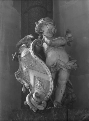 Putto mit Wappenschild