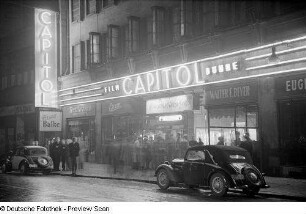 Ansicht des Kinos Capitol in der Petersstraße bei Nacht