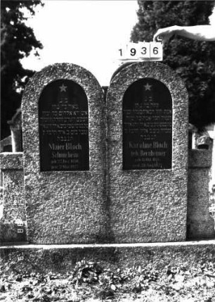 Grabstein 1936 (Index: 100096678) Maße HxBxT: 154x158x23 cm Symbolik: Rosette Besonderheit: Doppelgrab für Eheleute: Grabstein 1936