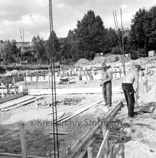 Stadion am Wendum: Bauarbeiten für den Umkleidetrakt, im Hintergrund links ein Gebäude der Feldstraße, hinter den Bäumen Gebäude der Breslauer Straße: Blick nach Nordosten