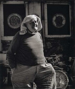 Bruno Dall'Era in einem Atelier? mit Reliefs in Venedig