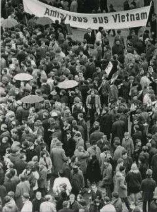 Studentendemonstration auf dem Wittenbergplatz in West-Berlin gegen die amerikanische Vietnampolitik