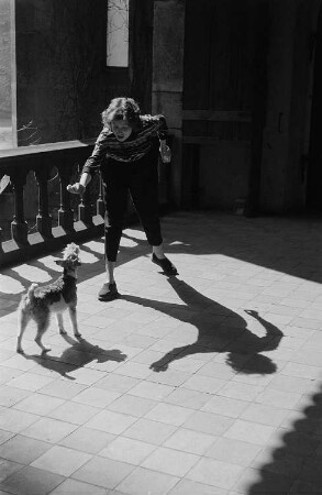 Renate Rössing spielt mit ihrem Hund