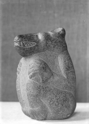 Steinfigur eines Kojoten oder eines Wolfes
