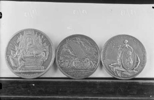 Medaille mit Darstellung eines Denkmals