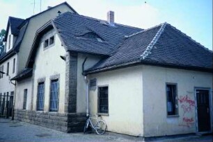 Rückansicht des Bahnhofgebäudes mit Gaststätte