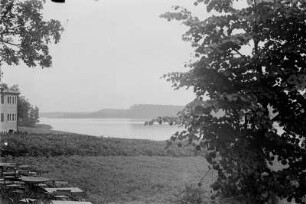 See : Blick auf einen See.