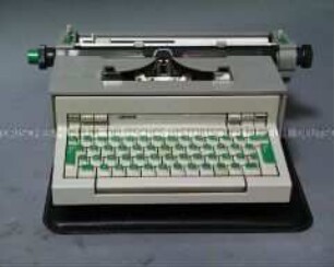 Schreibmaschine "Olivetti Praxis 48" mit Schreibunterlage