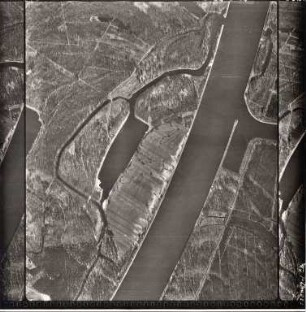 Amerikanische Luftbildaufnahmen von Kriegszerstörungen. Ausrichtung nach Norden. Rhein / Vorhafen