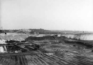 Aufschluß-Tagebau II der Regiser Kohlenwerke 1932 mit zwei Abraumstraßen und freigelegter Kohle