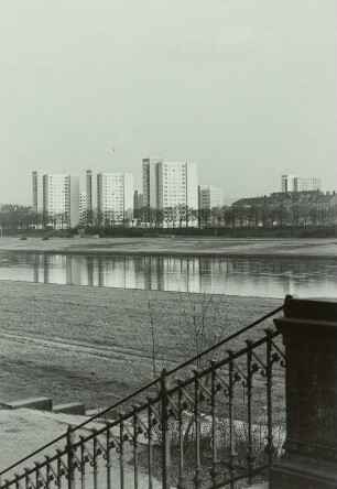 Dresden. Blick über die Elbe nach Johannstadt mit der Hochhausgruppe am Käthe-Kollwitz-Ufer