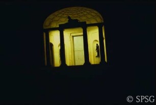 Potsdam, Neuer Garten, Orangerie, beleuchtetes Ägyptisches Portal mit Sphinx.