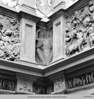 Freskendekorationen mit Putten, Fabelwesen - Ausschmückung des Hofes mit Fresken und Terrakottareliefs