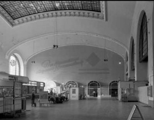 Bahnhof Dresden-Neustadt. Empfangsgebäude, Schalterhalle. Blick zur Südwestseite mit Rückständen einer Werbe-Leuchtschrift : Dresden-Neustadt, Schlesischer Platz 1. Bahnhof Dresden-Neustadt. Empfangsgebäude, Schalterhalle. Blick zur Südwestseite mit Rückständen einer Werbe-Leuchtschrift