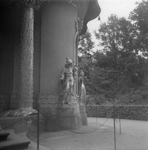 Potsdam, Park Sanssouci. Chinesisches Teehaus (1754-1756; J. G. Büring). SW-Kabinett mit Statuen Schellenspieler (1755/1756; G. Heymüller) und Kastagnettentänzerin (1755/1756; J. P. Benkert)