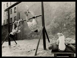 Kinder auf einem Spielplatz, Prenzlauer Berg, Berlin