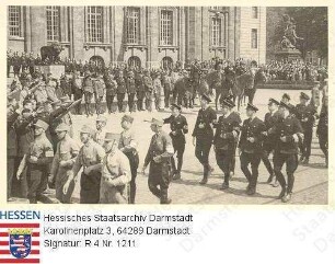 Darmstadt, 1933 April 20 (?) / SA-Umzug mit SS vor dem Landesmuseum Darmstadt