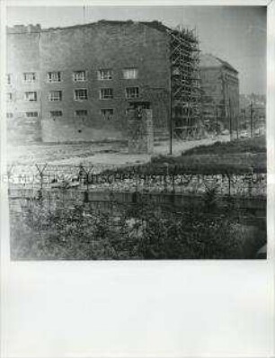 Blick nach Ost-Berlin auf Sektorengrenze und Mauer an der Kreuzberger Heinrich-Heine-Straße
