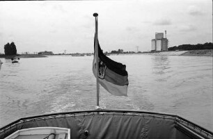 Breisach: Ausgang Rheinseitenkanal mit Silo, mit Heck des Schiffes