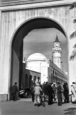 Tor und Moschee : Tor zum arabischen Viertel von Tripolis, im Hintergrund eine Moschee.