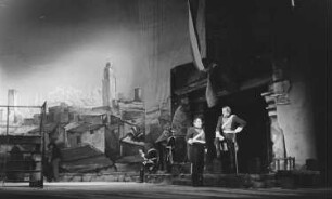 Szenenbilder aus der komischen Oper "Carmen" von Georges Bizet an der Komische Oper Berlin
