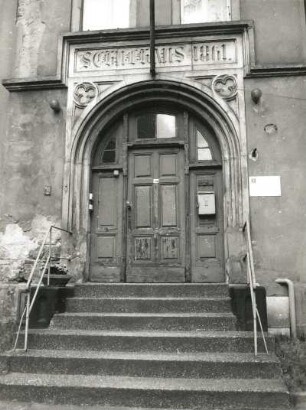 Dresden-Pieschen, Bürgerstraße 68. Schulhaus (1861). Portal