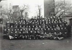 Kriegsgefangene in Roßwein : Gruppenaufnahme kriegsgefangener Franzosen im Hof an der Turnhalle am Scheunenplatz