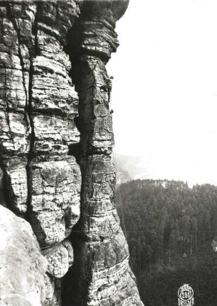 Sächsische Schweiz, Rathener Gebiet. Vorderer Gansfels. Seilschaft Ehrhardt Renger über dem Ring in der Südwand (Südwestwand, VIIa)