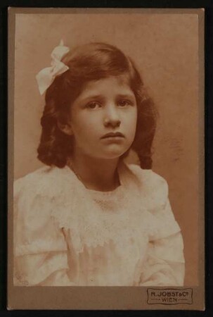 Portrait von Christiane von Hofmannsthal als ca. 7jähriges Mädchen mit Schleife im Haar