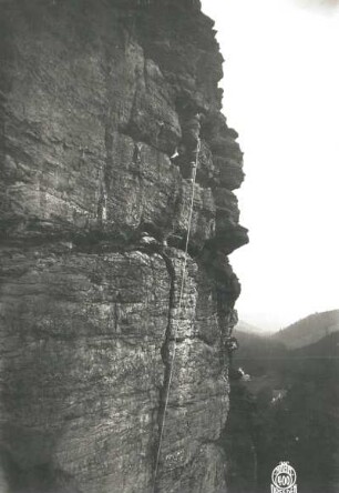 Sächsische Schweiz, Bielatal. Daxenstein. Seilschaft Flügel im Perryriß (VIIb, mit Markierung)
