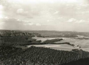 Sächsische Schweiz. Weißiger Ebenheit. Blick vom Großen Bärenstein nach Norden gegen Rauenstein und Waitzdorfer Höhe