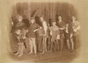 "König Heinrich IV." (1.Teil) von William Shakespeare, Szenenbild mit Alfred Meyer als Falstaff und den von ihm geworbenen Soldaten. Dresden: Schauspielhaus, Neueinstudierung 06.05.1926