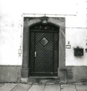 Penig, Schloßplatz 2. Wohn- und Geschäftshaus. Portal (bezeichnet 1720)
