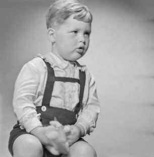 Kleines Junge in Hose mit Hosenträgern