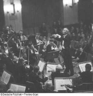 Konzert des Gewandhausorchesters Leipzig unter Leitung von Václav Neumann (A. Dvorak, Slawische Tänze)