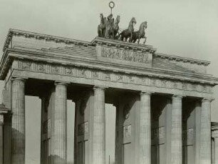 Berlin, Brandenburger Tor, itelteil mit Quadriga nach der Wiederherstellung
