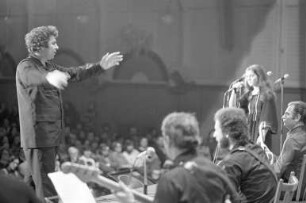 Gastspiel des Komponisten und Dirigenten Mikis Theodorakis im Großen Saal der Stadthalle