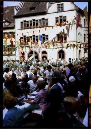 Staufen: Tische auf dem Marktplatz, Hintergrund Rathaus