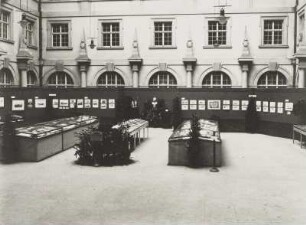 Ausstellung der Sächsischen Landesbibliothek anläßlich des 200. Geburtstages von Gotthold Ephraim Lessing im Lichthof