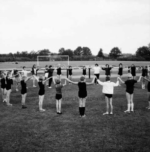 Sportveranstaltung: Sportplatz: Gymnastikstunde einer Schulklasse