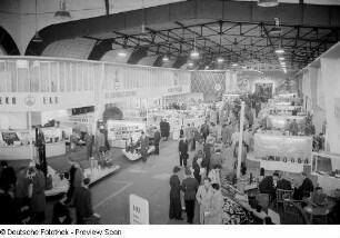 Blick in die "Chemie" betitelte Halle mit VEB-Ständen und Besuchern auf der Leipziger Herbstmesse 1954