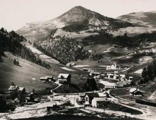 Wolkenstein, OT Plan im Grödnertal. Südtirol. Italien. Blick auf den Ort. In der Bildmitte die Pfarrkirche Maria Himmelfahrt