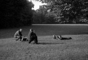 München: Englischer Garten, drei Buben auf der Wiese, von Kollegen fotografiert