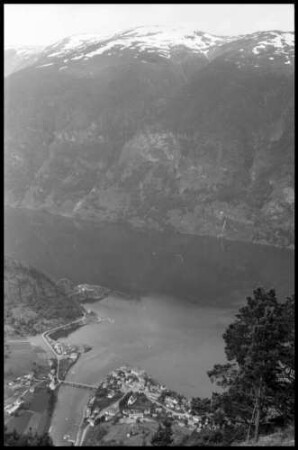 Flåm: Aurlandfjord, von oben auf Aurland und Flussmündung