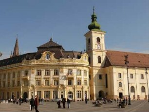 Stadthaus links und katholische Stadtkirche am Marktplatz von Sibiu (Hermannstadt) in Siebenbürgen, Rumänien. Sibiu ist Kulturhauptstadt Europas 2007.
