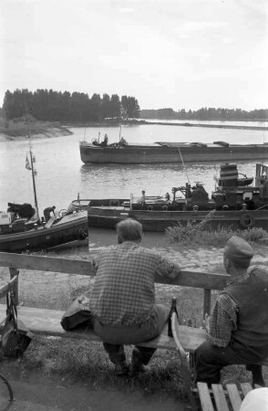 Schiffsverkehr an der Hafeneinfahrt des Karlsruher Rheinhafens.