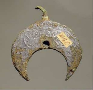 Sichelförmiger Anhänger (Lunulaanhänger)