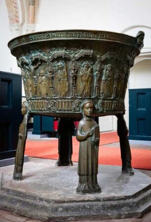 Deutschland. Niedersachsen. Eilsum. Evangelisch reformierte Kirche. Bronzetaufe. 1472 gegossen von Ghert Klinghe