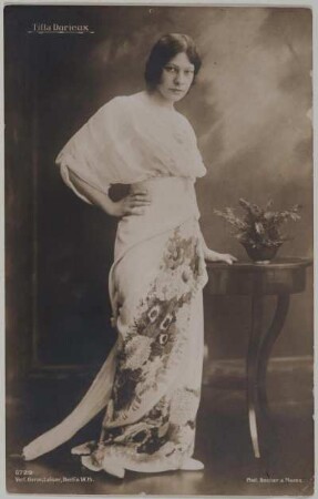 Porträt Tilla Durieux. Fotografie (Weltpostkarte mit gedrucktem Namenszug). Berlin, um 1900