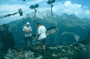 Zwei Freiwillige beim Beladen der Versorgungsseilbahn, die noch aus dem ersten Weltkrieg stammt